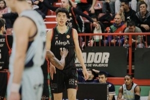 除夕夜余嘉豪借诗表达思乡之情：一年将尽夜 万里未归人