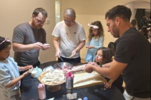 入乡随俗！归化国脚塞尔吉尼奥和家人一起包饺子，妻子晒年夜饭